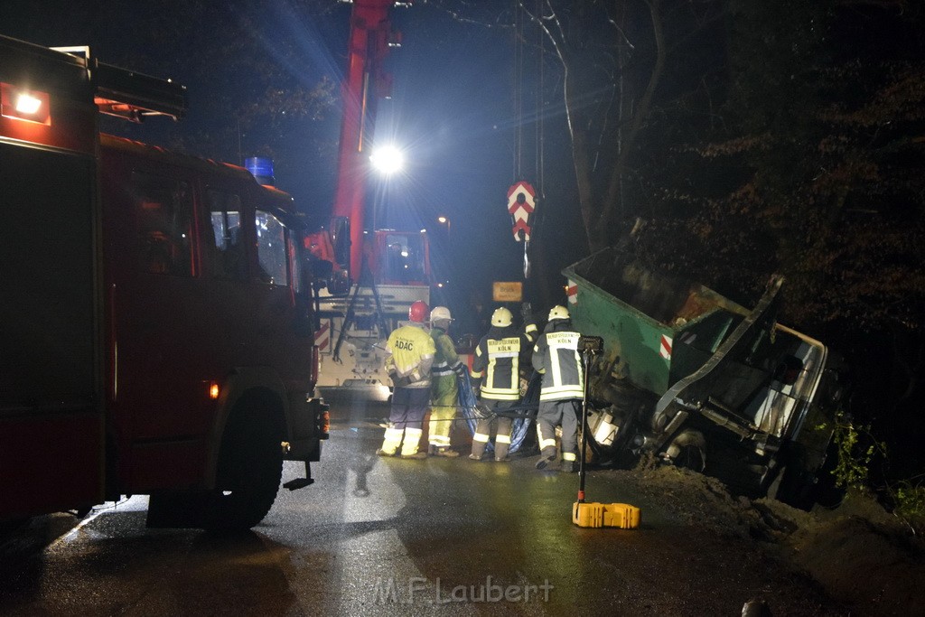 Container LKW umgestuerzt Koeln Brueck Bruecker- Dellbruecker Mauspfad P445.JPG - Miklos Laubert